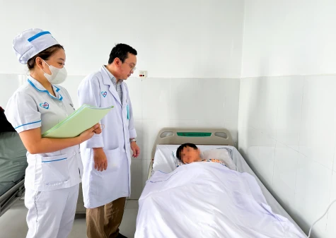 Cấp cứu thành công bé trai 11 tuổi bị cọc gỗ đâm xuyên đùi
