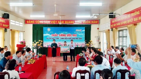 Trao học bổng "Thắp sáng ước mơ" cho học sinh Nguyễn Ngọc Bảo Trân