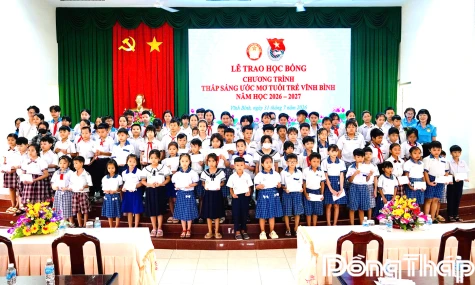 Xã Vĩnh Bình: Trao 100 suất học bổng cho học sinh vượt khó học tốt