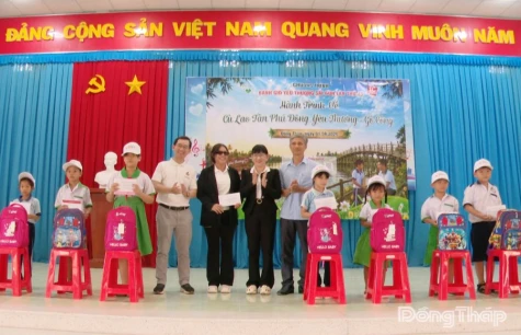 Xã Tân Thới: Trao 350 phần quà cho hộ khó khăn, học sinh vượt khó
