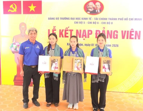 Xã Gia Thuận: Kết nạp Đảng cho 4 sinh viên tình nguyện ưu tú