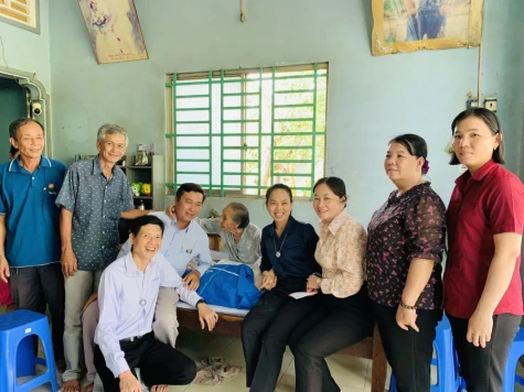 Xã Đốc Binh Kiều: Trao tặng gần 480 phần quà tri ân gia đình chính sách