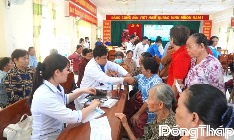 Xã Long Bình: Khám bệnh, phát thuốc miễn phí và tặng quà gia đình chính sách, khó khăn