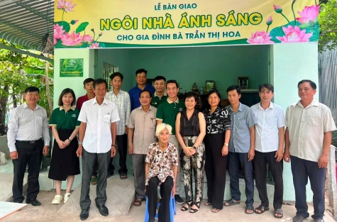 Xã Mỹ An Hưng: Bàn giao "Ngôi nhà Ánh sáng" cho hộ khó khăn