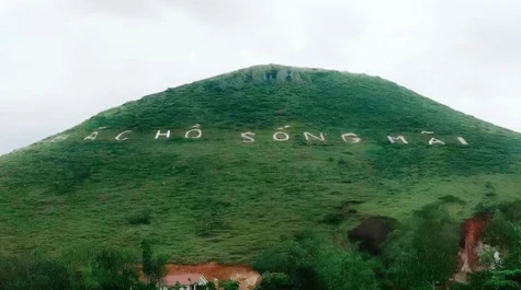 Gìn giữ dòng chữ “Bác Hồ sống mãi” trên núi Nhón
