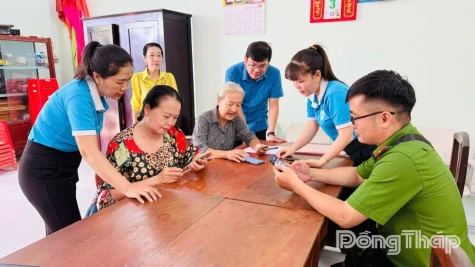 Phường Sa Đéc ra mắt mô hình tuyên truyền và hỗ trợ lưu động nộp hồ sơ thủ tục hành chính