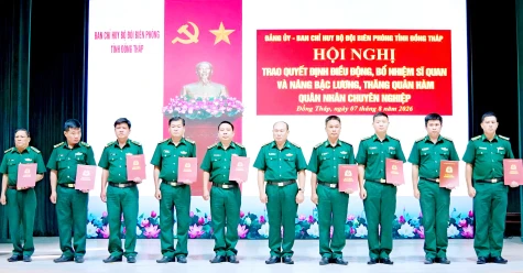 Trao quyết định điều động, bổ nhiệm sĩ quan và nâng bậc lương, thăng quân hàm quân nhân chuyên nghiệp