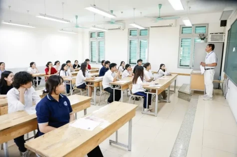 Chính phủ quy định cơ cấu, số lượng, chế độ đối với hiệu trưởng, hiệu phó khi sắp xếp cơ sở giáo dục