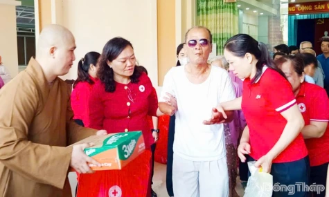 Trao 100 phần quà và xe lăn cho người mù, người khuyết tật có hoàn cảnh khó khăn