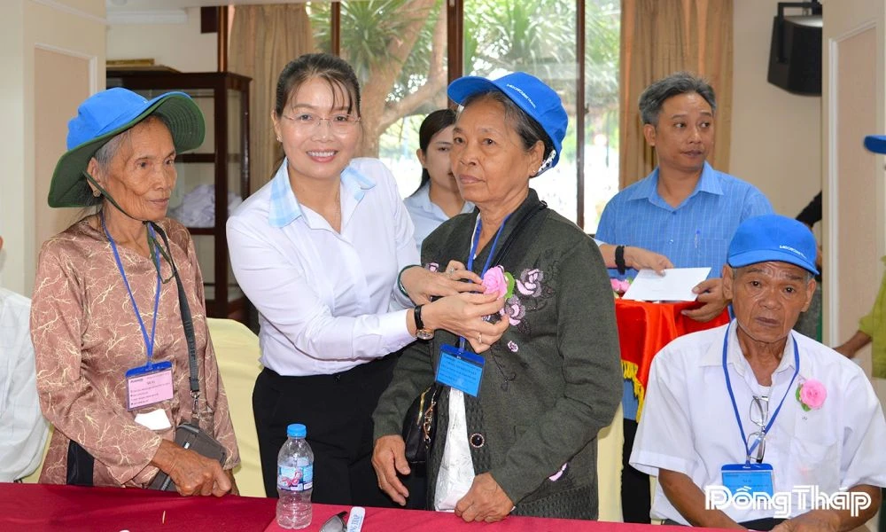 Đồng Tháp: Tiễn Đoàn người có công đi viếng Lăng Chủ tịch Hồ Chí Minh