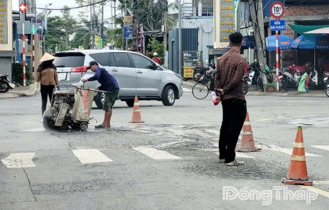 Đang khắc phục hư hỏng mặt đường Đoàn Thị Nghiệp