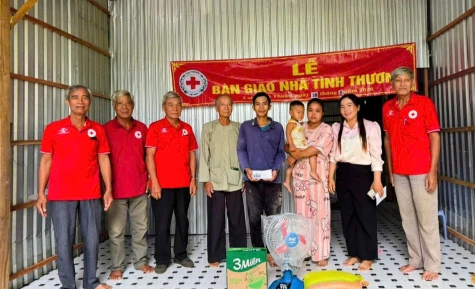 Xã Long Phú Thuận: Bàn giao 7 căn nhà Tình thương cho hộ nghèo