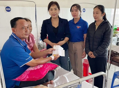 Xã Tân Phú Trung: Thăm cán bộ Tổ Phòng chống tội phạm bị thương khi đang làm nhiệm vụ