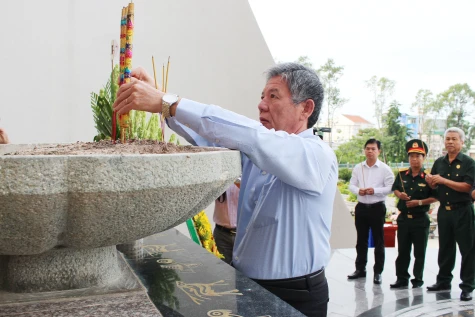 Lễ dâng hương và lấy mẫu hài cốt liệt sĩ chưa xác định thông tin tại Nghĩa trang Liệt sĩ tỉnh Đồng Tháp