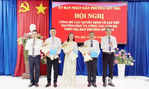 Phường Mỹ Tho: Công bố các quyết định sắp xếp trường học và công tác cán bộ