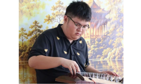 Minh Huân và niềm đam mê nhạc cụ dân tộc