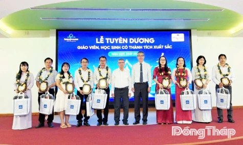 Đồng Tháp: Tuyên dương giáo viên và học sinh xuất sắc năm học 2025 - 2026