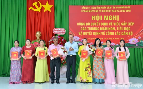 Xã Long Định: Công bố các Quyết định sáp nhập trường