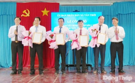 Xã Tân Thới: Công bố các quyết định sắp xếp trường học và công tác cán bộ