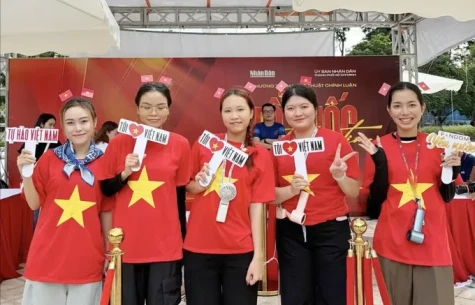 Hàng ngàn bạn trẻ tại TPHCM xếp hàng nhận vé “Concert Quốc gia: Tổ quốc trong tim”