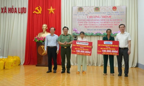 Công an Đồng Tháp trao gần 500 triệu đồng cho chương trình an sinh xã hội