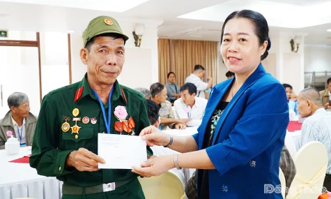 Đồng Tháp: Tiễn Đoàn người có công đi viếng Lăng Chủ tịch Hồ Chí Minh