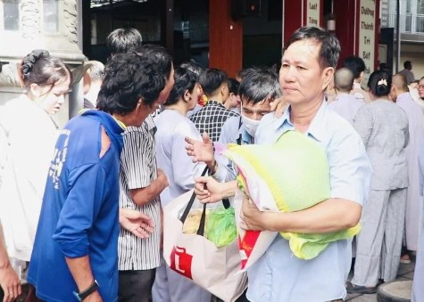 “Phiên chợ 0 đồng” chùa Hưng Thiền, trao tặng 1.000 phần quà cho người có hoàn cảnh khó khăn