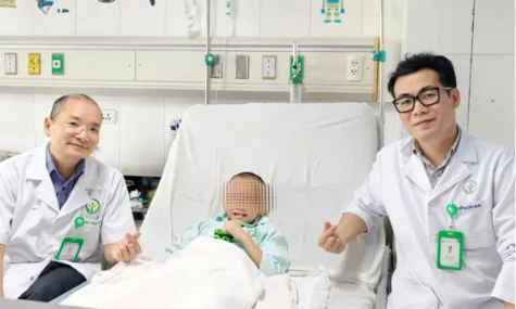 Cứu sống bé trai bị cọc sắt xuyên thấu người sau cú ngã từ trên cao