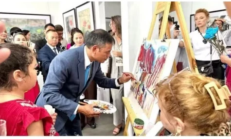 Exhibition of Vietnamese Do paper paintings captivates Far Eastern audience