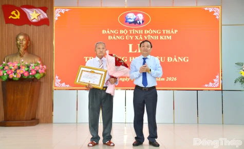 Đồng chí Phan Văn Thắng trao Huy hiệu 70 năm tuổi Đảng cho đồng chí Đoàn Hiếu Thảo
