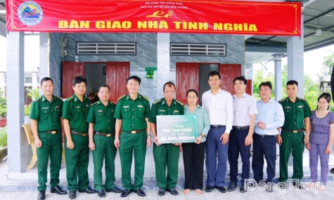 Bộ đội Biên phòng Đồng Tháp bàn giao “Nhà tình nghĩa” cho quân nhân có hoàn cảnh khó khăn