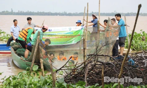 Trải nghiệm dỡ chà bắt cá trên sông