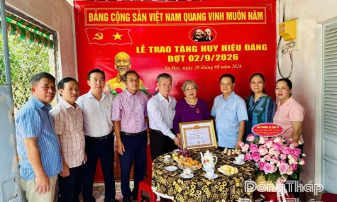 Trao tặng Huy hiệu Đảng đợt 2-9 tại nhà cho đảng viên 60 năm tuổi Đảng