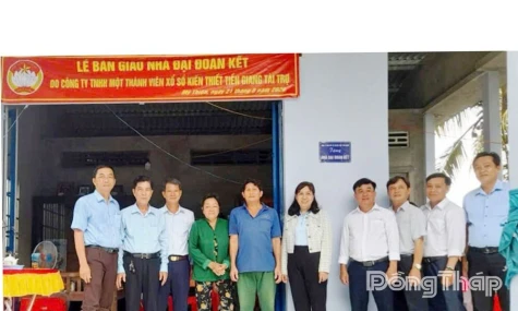 Công ty TNHH MTV Xổ số kiến thiết Tiền Giang bàn giao 5 nhà Đại đoàn kết
