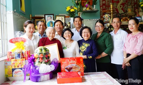 Trao quà, chúc thọ người cao tuổi tại xã Lương Hòa Lạc và Mỹ Tịnh An