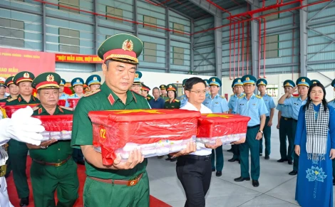 Chuyến bay đặc biệt đưa 7.104 mẫu hài cốt liệt sĩ đi tìm danh tính