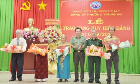 Thiếu tướng Lâm Phước Nguyên  trao Huy hiệu Đảng tại phường Trung An