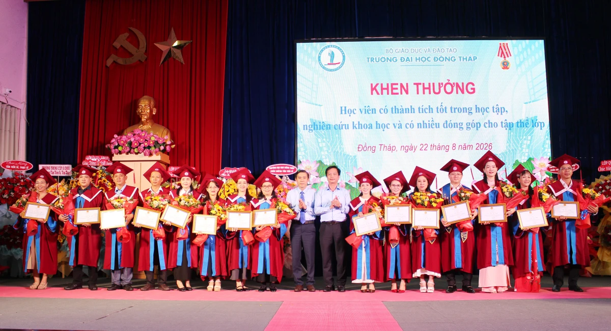 Trường Đại học Đồng Tháp trao bằng tốt nghiệp cho 2 tiến sĩ và 95 thạc sĩ