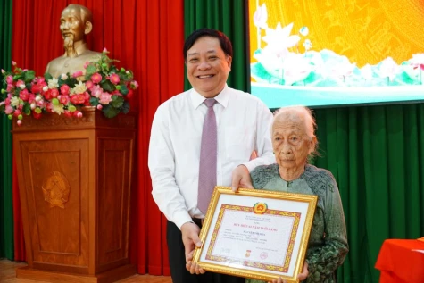 Đồng chí Phạm Thành Ngại trao Huy hiệu Đảng đợt 2-9 tại xã Cái Bè