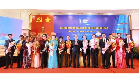 Đưa tác phẩm có giá trị cao về tư tưởng và nghệ thuật ở vị trí trung tâm