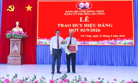 Đồng chí Phan Văn Thương trao Huy hiệu Đảng tại phường Gò Công