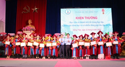 Trường Đại học Đồng Tháp trao bằng tốt nghiệp cho 2 tiến sĩ và 95 thạc sĩ