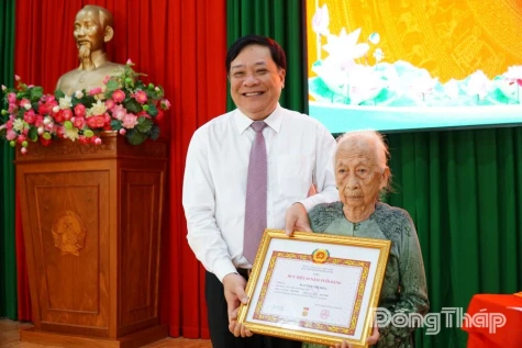 Pham Thanh Ngai Presents Party Membership Badges in Cai Be Commune