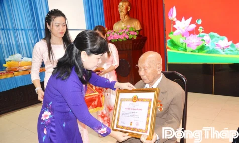 Đồng chí Châu Thị Mỹ Phương trao Huy hiệu Đảng tại xã Châu Thành