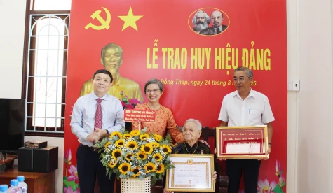 Đồng chí Phan Văn Thắng trao Huy hiệu Đảng tại phường Mỹ Ngãi và phường Cao Lãnh