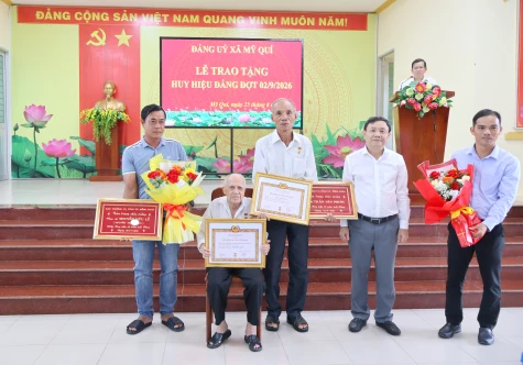 Phó Bí thư Thường trực Tỉnh ủy Phan Văn Thắng trao Huy hiệu Đảng tại xã Mỹ Quí