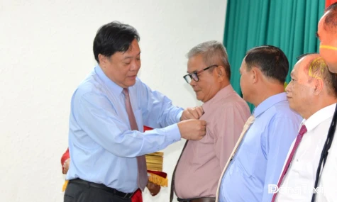 Đảng ủy UBND tỉnh trao Huy hiệu Đảng đợt 2-9 năm 2026