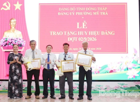 Đồng chí Phan Văn Thắng trao Huy hiệu Đảng tại phường Mỹ Trà
