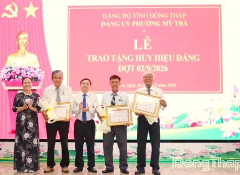 Đồng chí Phan Văn Thắng trao Huy hiệu Đảng tại phường Mỹ Trà