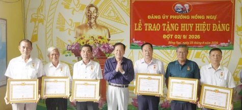 Phường Cao Lãnh và phường Hồng Ngự: Trao tặng Huy hiệu Đảng đợt 2-9 cho các đảng viên